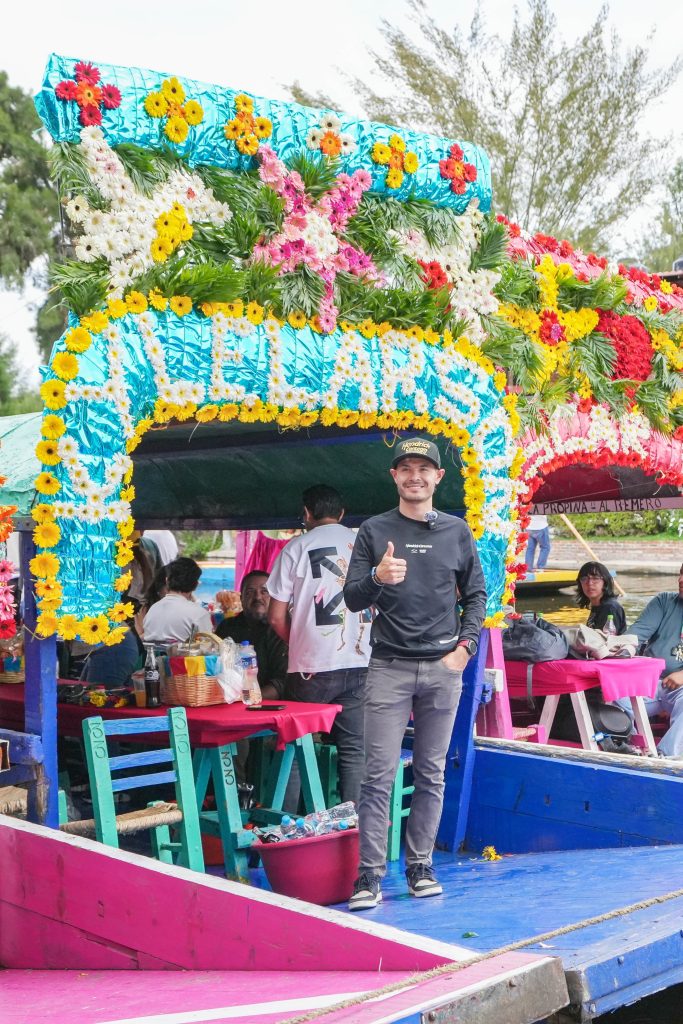 Kyle Larson en Xochimilco